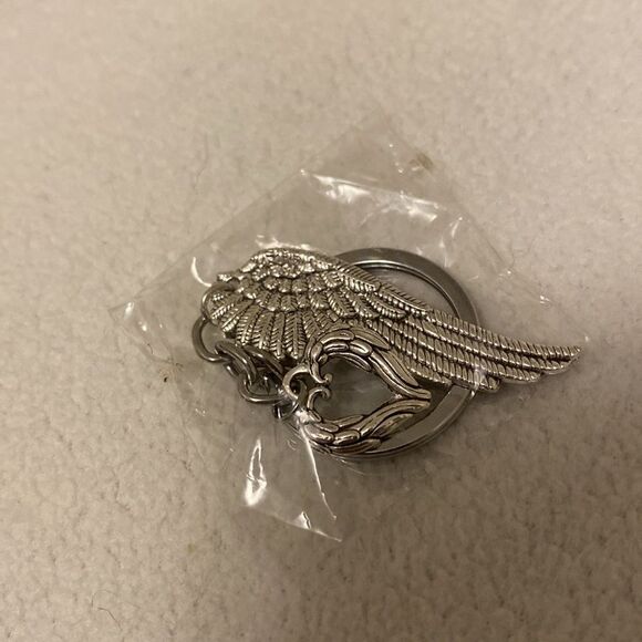 Silver Wing and Heart Keychain - Picture 4 of 4